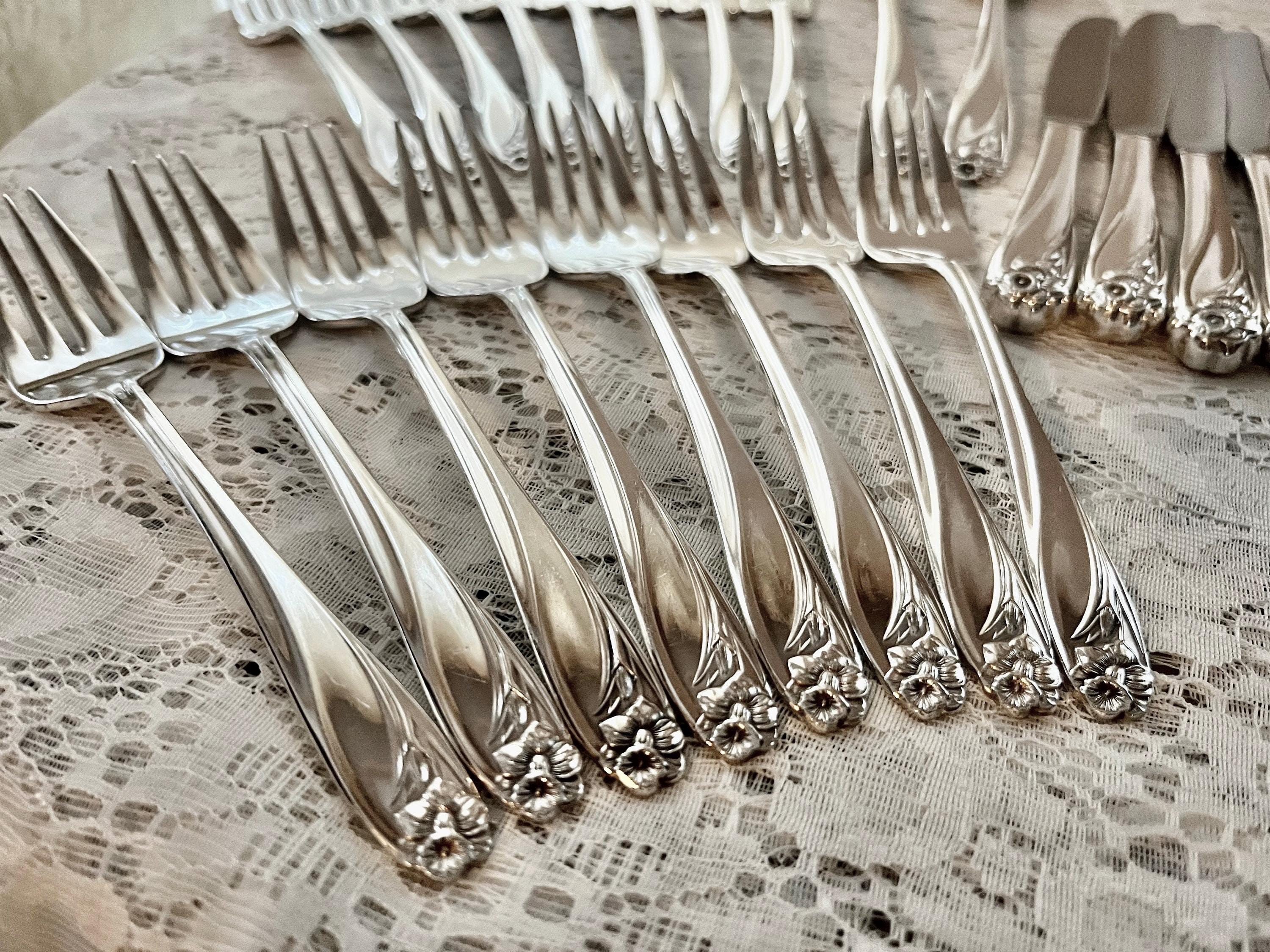 1847 Rogers Bros Daffodil Silver Plate Flatware Set for 12 – Vintage Unused Silverware, front view