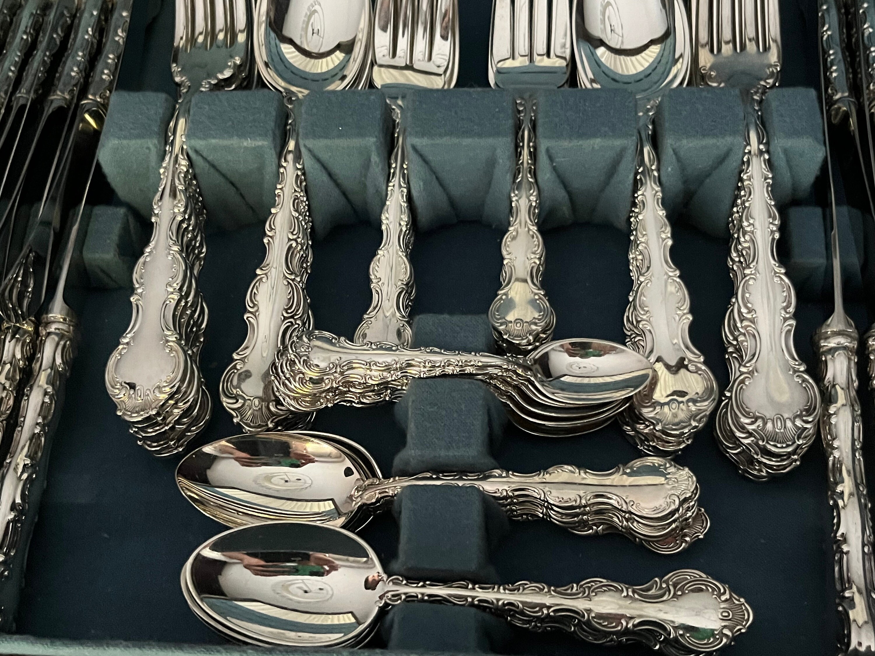 Huge Silverware Set for 12 Persons — Birks Regency Plate Silverplate — Louis De France, detail view 3