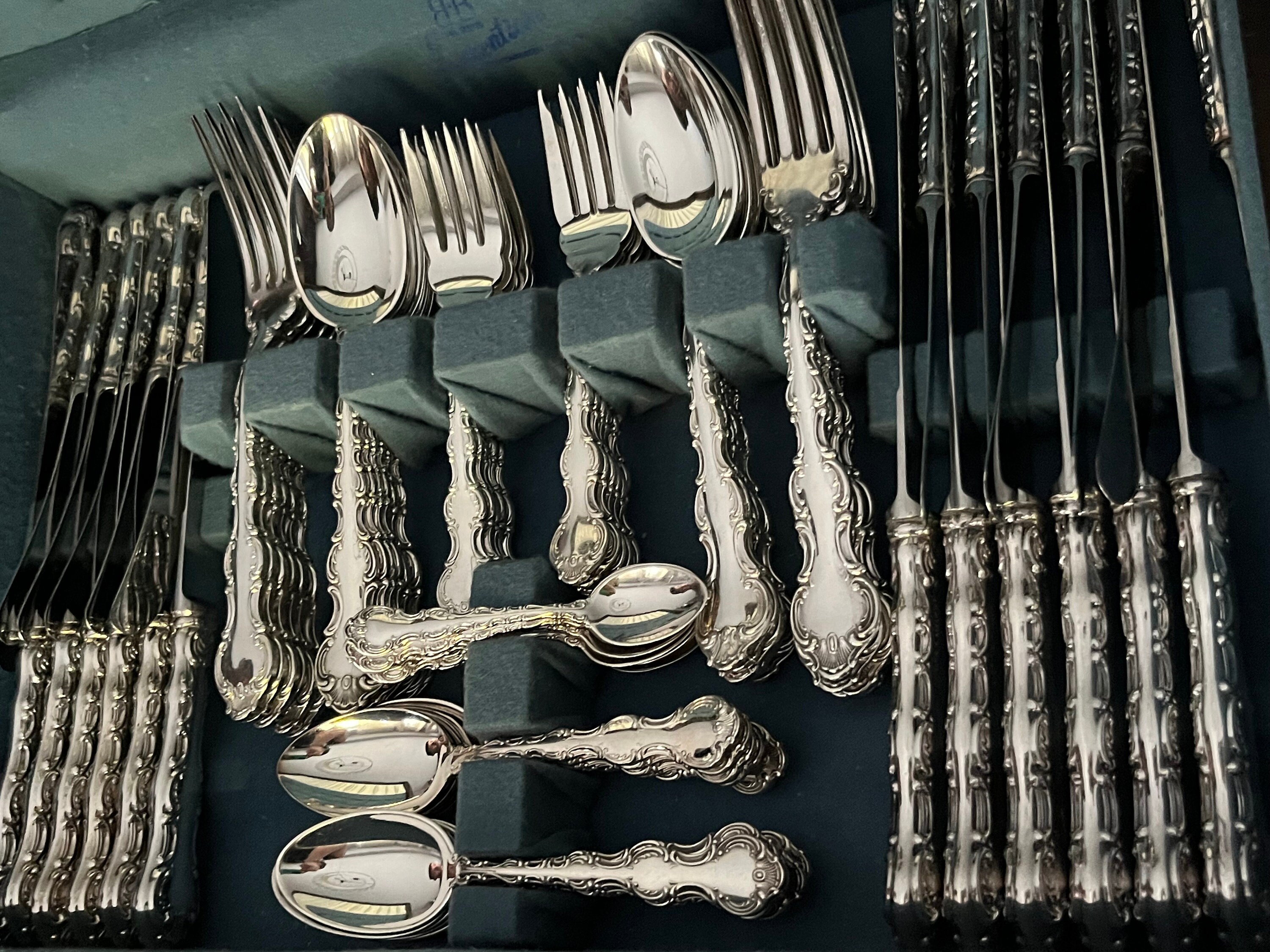 Huge Silverware Set for 12 Persons — Birks Regency Plate Silverplate — Louis De France, detail view 5