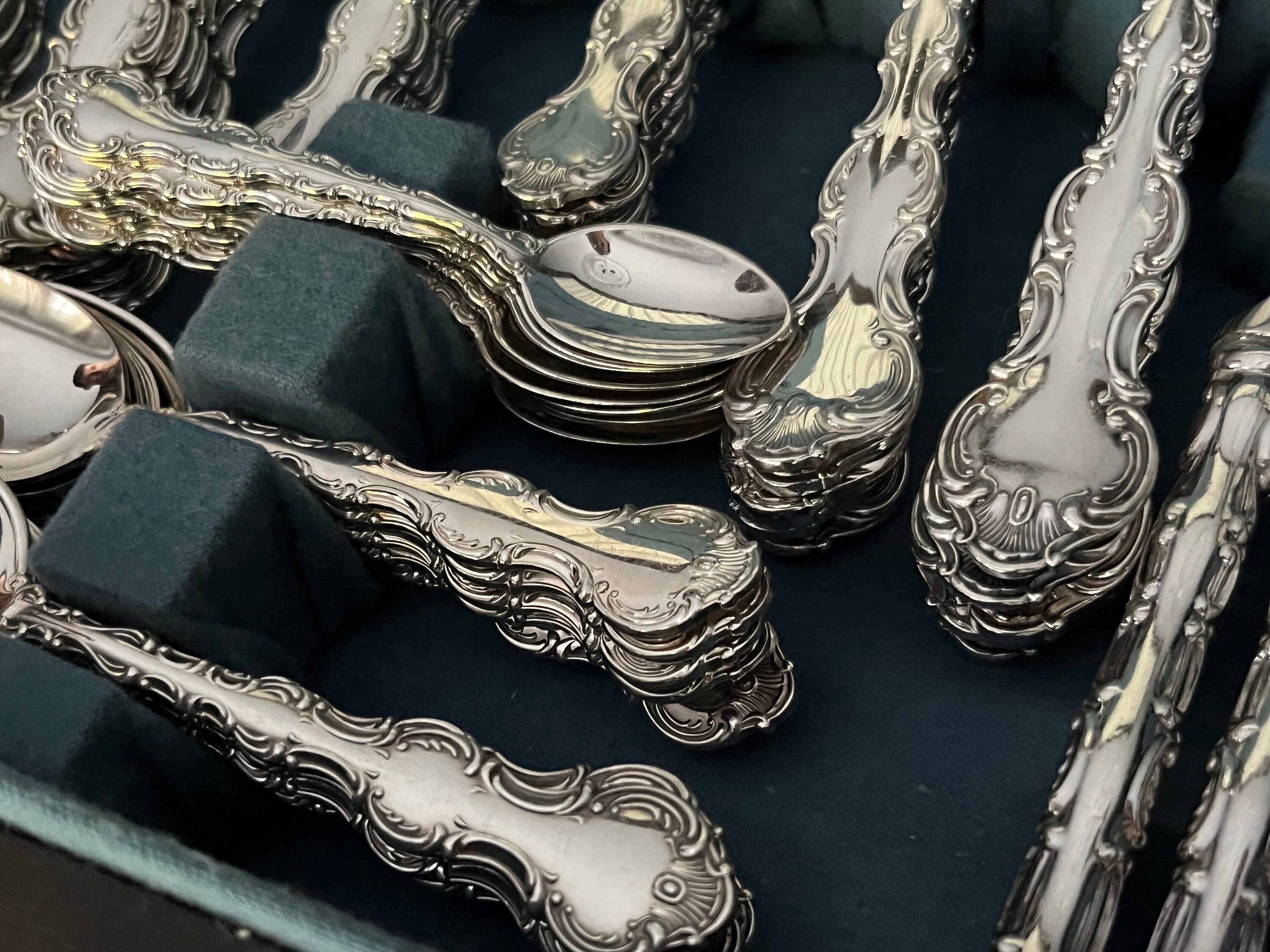 Huge Silverware Set for 12 Persons — Birks Regency Plate Silverplate — Louis De France, detail view 6