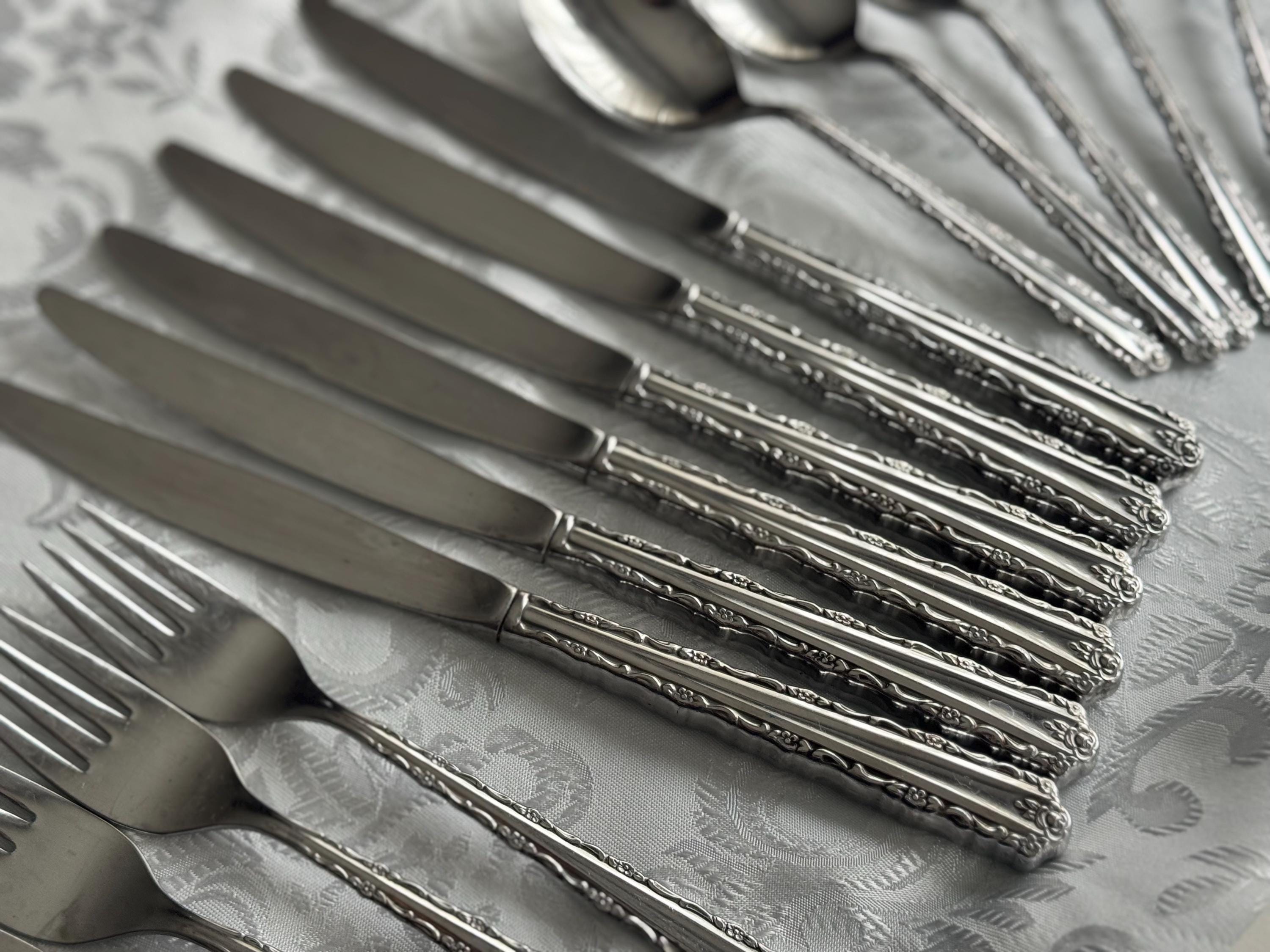 Oneida Deluxe Stainless Flatware – Service for 6 – Ornate Vintage Pattern, front view