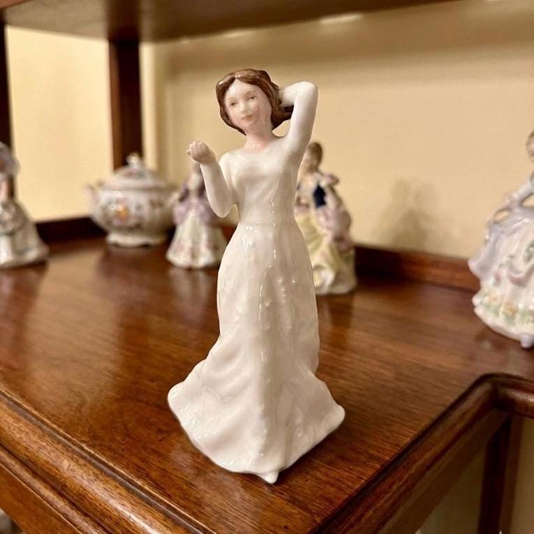 Royal Doulton “With Love” (1992) – HN 3393 – sentiments & white christmas collection – mint condition, front view