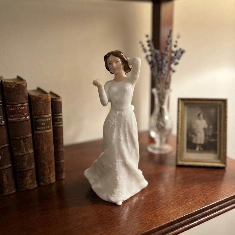 Royal Doulton “With Love” (1992) – HN 3393 – sentiments & white christmas collection – mint condition, detail view 1