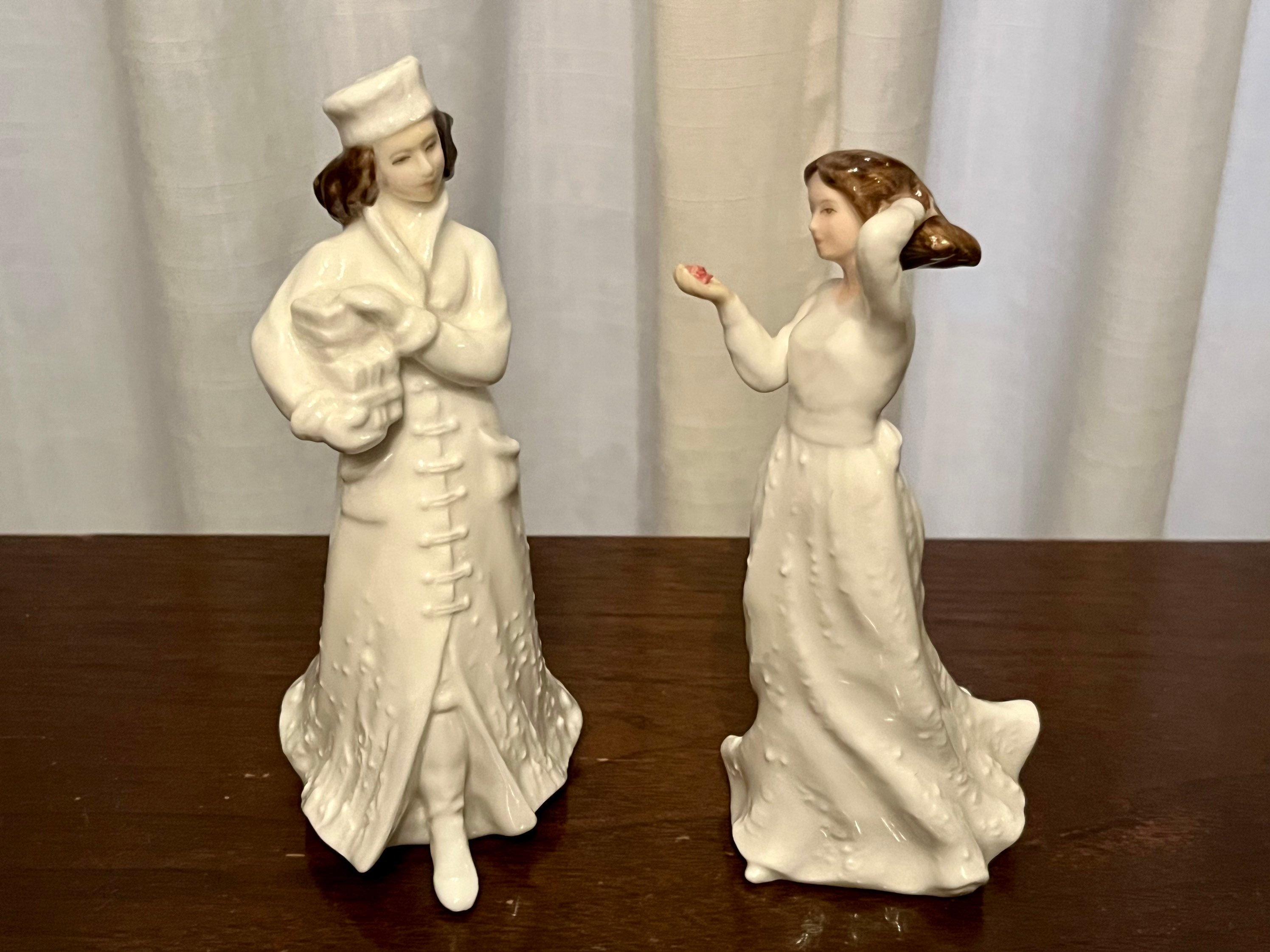 Royal Doulton “With Love” (1992) – HN 3393 – sentiments & white christmas collection – mint condition, detail view 4
