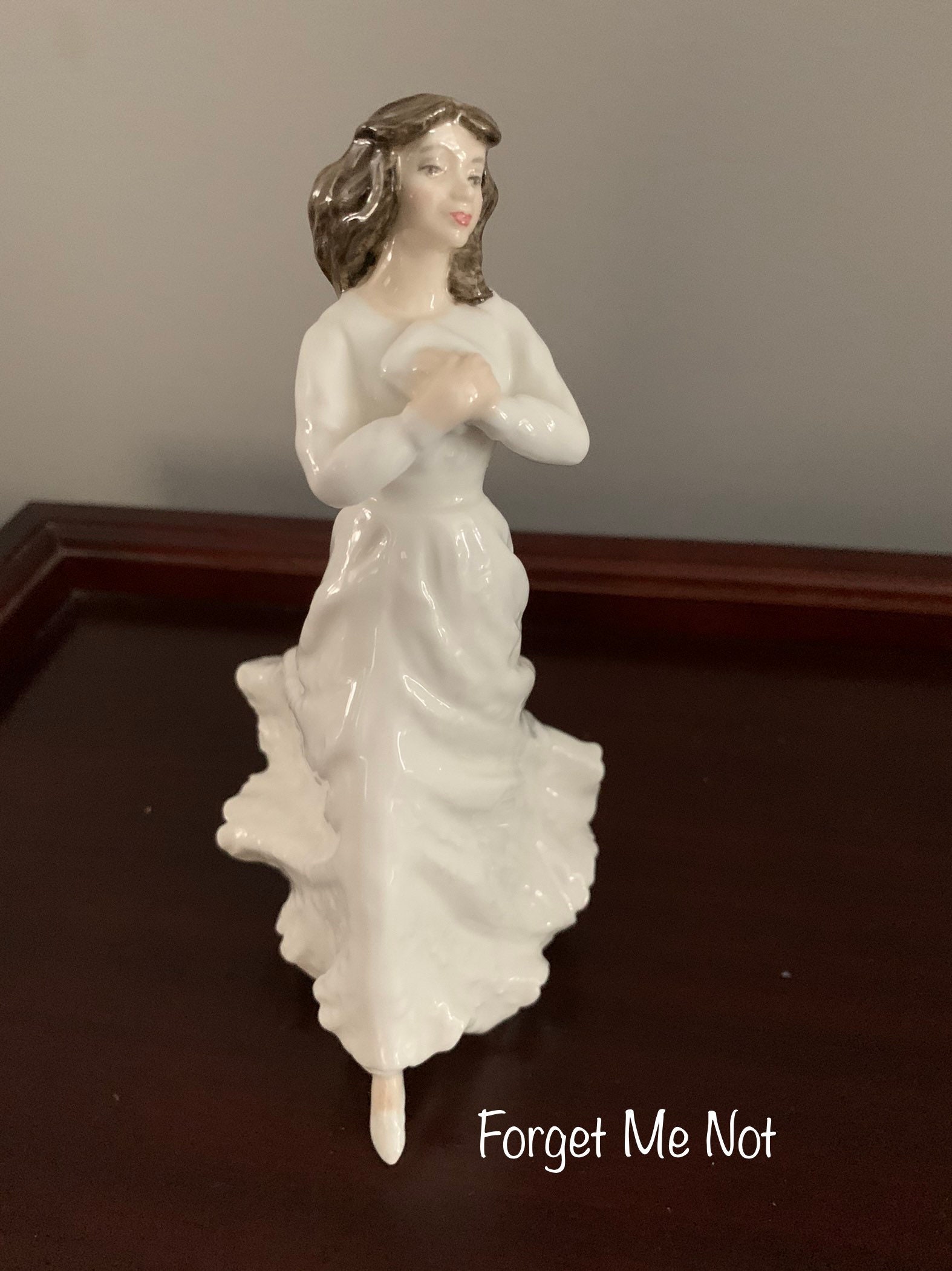 Royal Doulton “With Love” (1992) – HN 3393 – sentiments & white christmas collection – mint condition, detail view 7