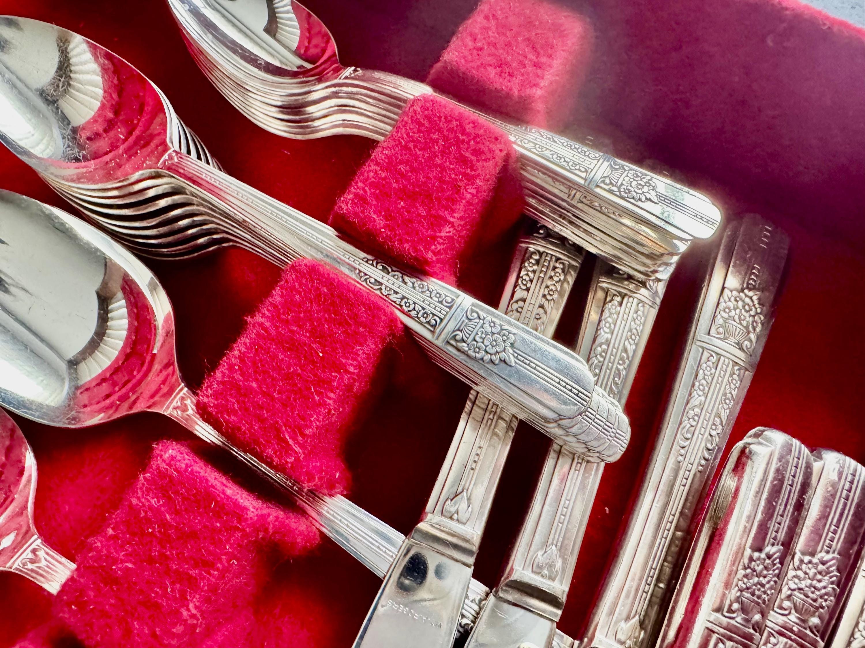 Vintage Oneida “Celebrity – Wild Rose” (1939) – Complete Silverplate Set for 8 + Serving Pieces (52 Total), front view