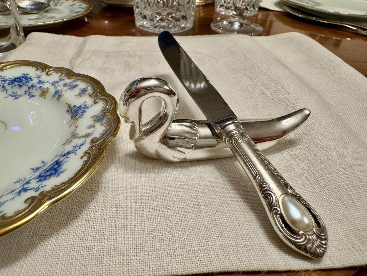 Vintage Silverplate Swan Knife Rests – Set of 6 Elegant Table Accents / Porte-Couteaux, front view