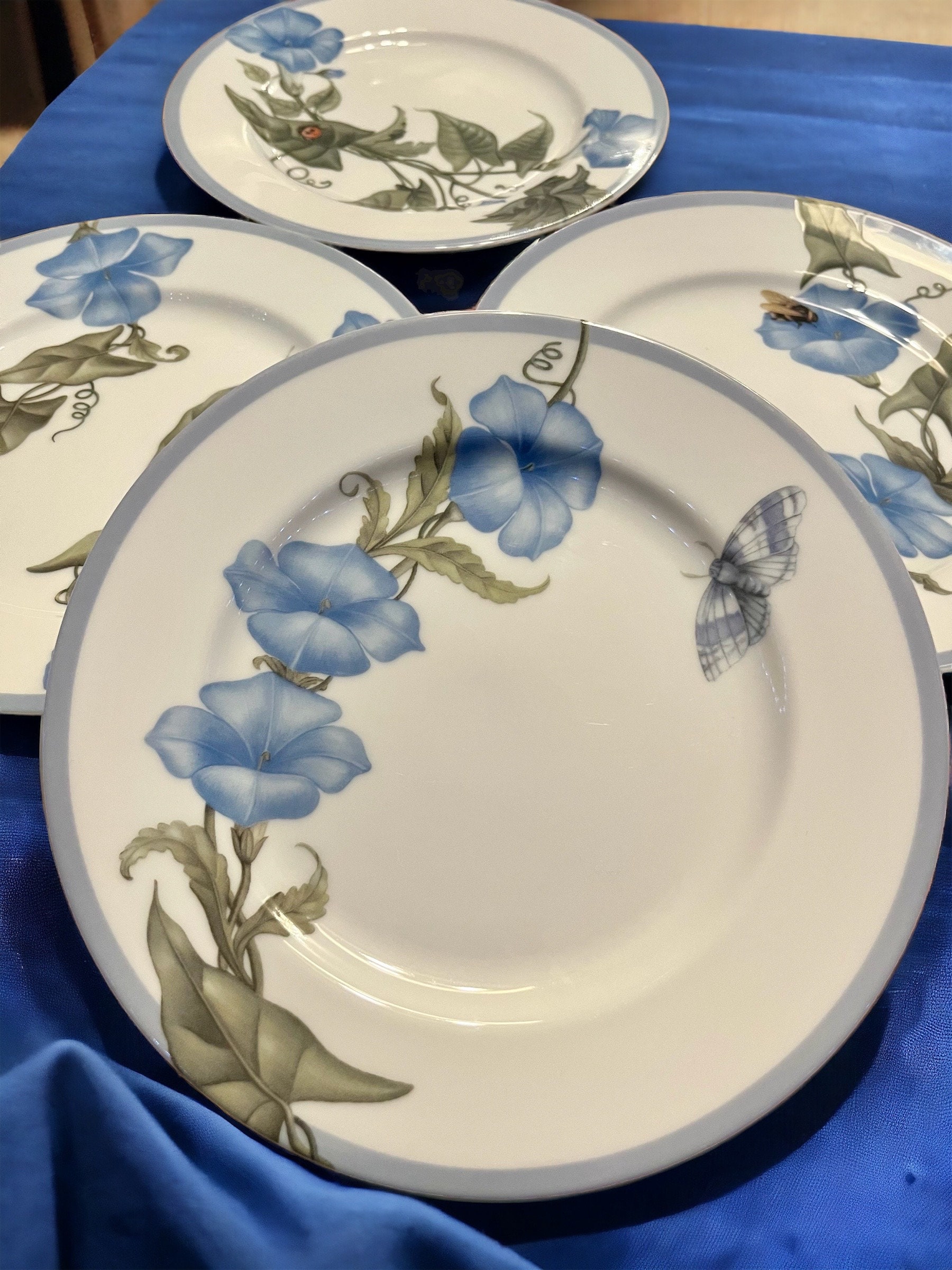 Williams-Sonoma - Set of 4 Salad Plates 8” Spring Blue Flowers & Bugs - Made in Japan, detail view 6